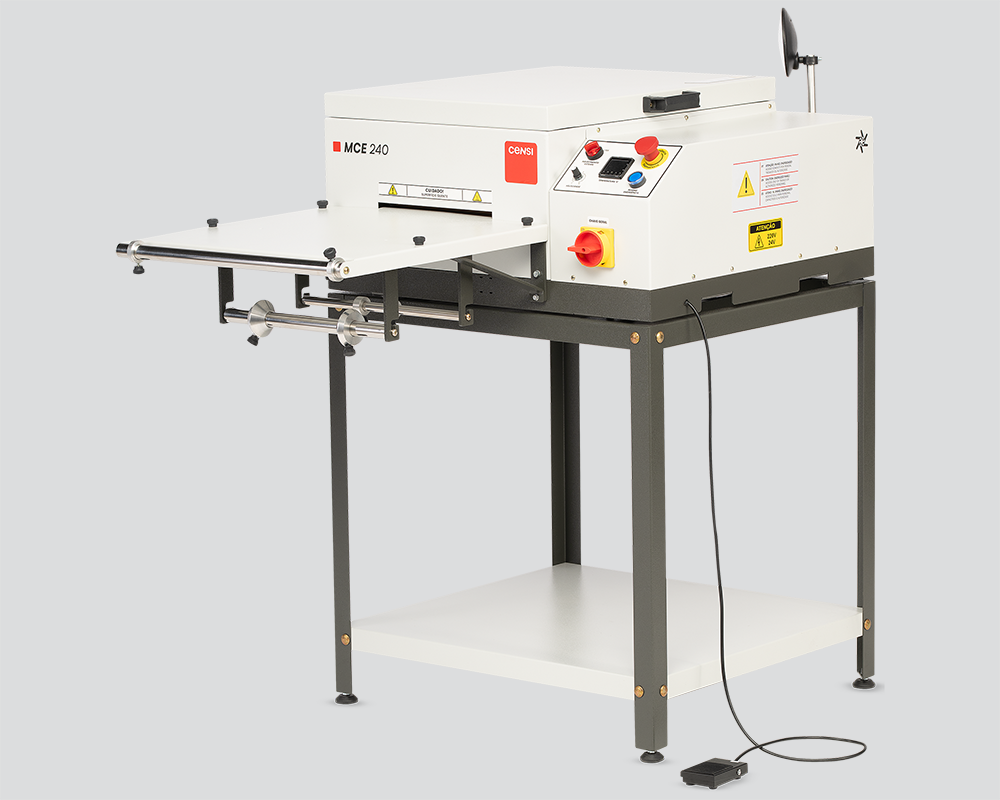 Imagem da MCE 240 da Censi, ideal para fusionar entretelas e vincar bolsos com precisão térmica e operação contínua. Produzida no Brasil.